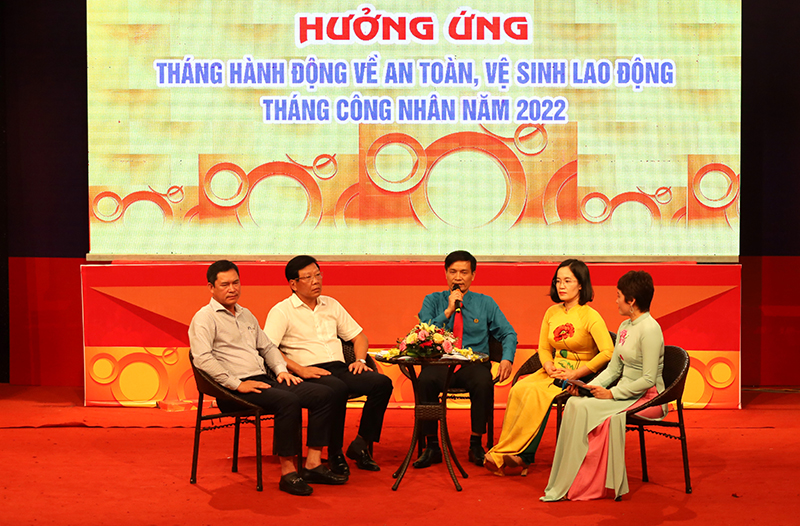 Đại diện lãnh đạo các sở, ngành và LĐLĐ tỉnh tham gia giao lưu, đối thoại về chế độ chính sách ATVSLĐ và việc làm.