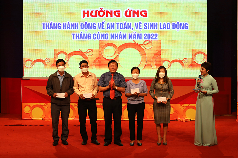 Đại diện lãnh đạo Sở Lao động-Thương binh và Xã hội trao các suất quà ý nghĩa cho thân nhân của công nhân bị tai nạn lao động.