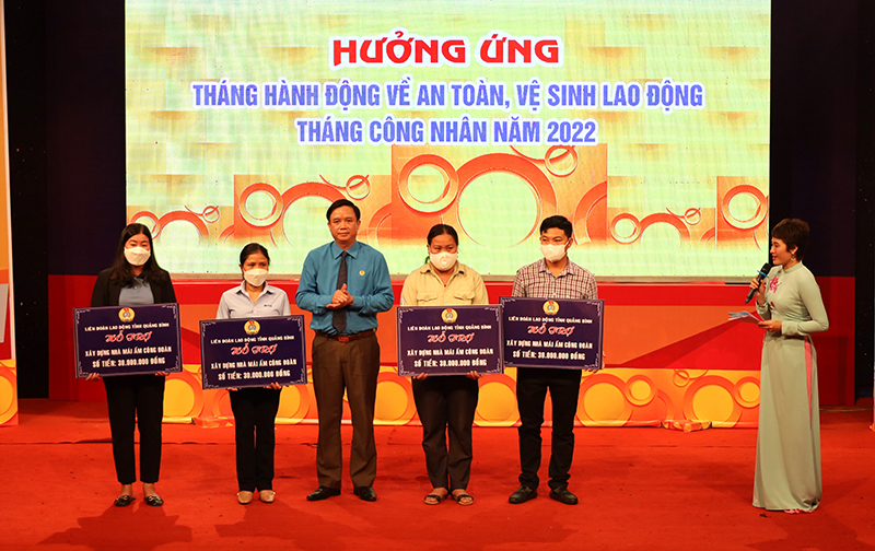 Lãnh đạo LĐLĐ tỉnh trao “Mái ấm công đoàn” cho các đoàn viên.