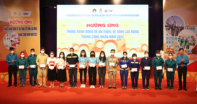 Đại diện lãnh đạo LĐLĐ tỉnh tặng quà cho đoàn viên, người lao động có hoàn cảnh đặc biệt khó khăn.
