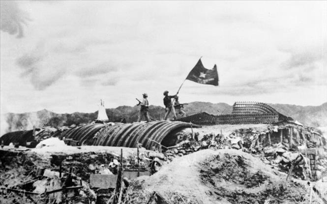 Chiều 7/5/1954, lá cờ  