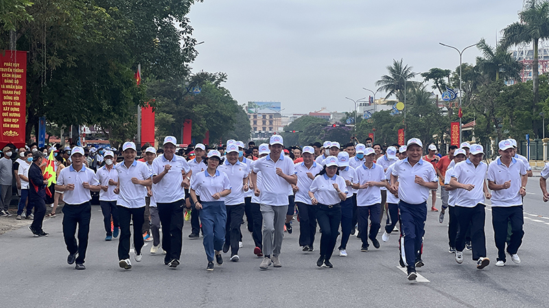 Đồng chí Trần Hải Châu, Phó Bí thư Thường trực tỉnh ủy, Chủ tịch HĐND tỉnh và các đại biểu tham gia chạy hưởng ứng lễ phát động