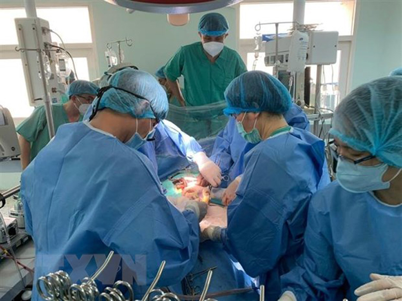 Các bác sỹ Bệnh viện Trung ương Huế thực hiện ghép tim. (Ảnh: TTXVN phát)
