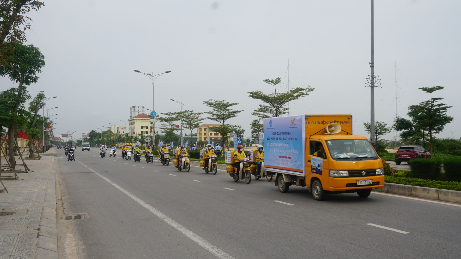 Đoàn diễu hành thông tin lưu động vận đông người dân tham gia BHXH tự nguyện, BHYT hộ gia đình.