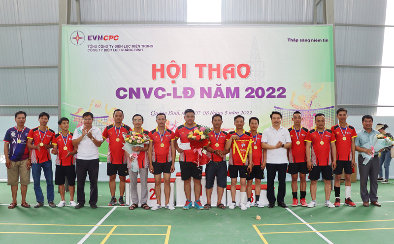Ban tổ chức trao giải nhất môn bóng chuyền nam cho Điện lực Minh Hóa