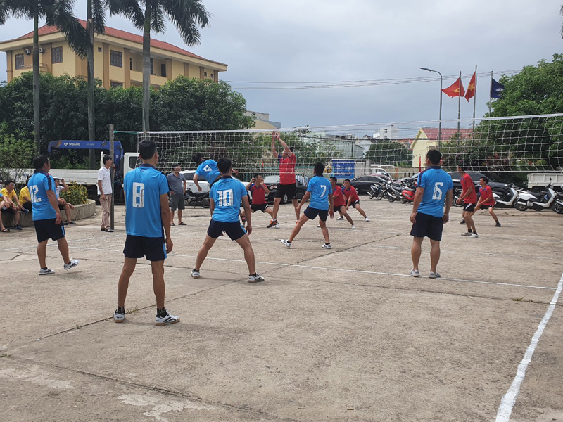 Các vận động viên thi đấu môn bóng chuyền nam