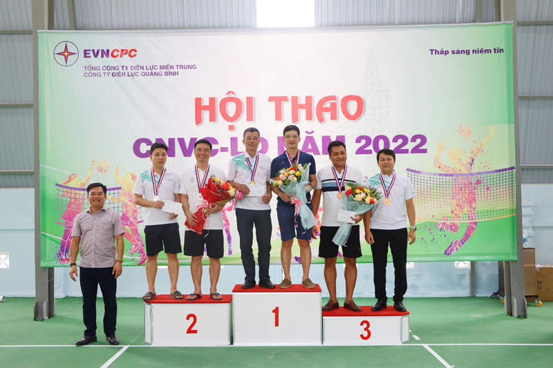 Trao giải cho các vận động viên đạt giải cao môn cầu lông