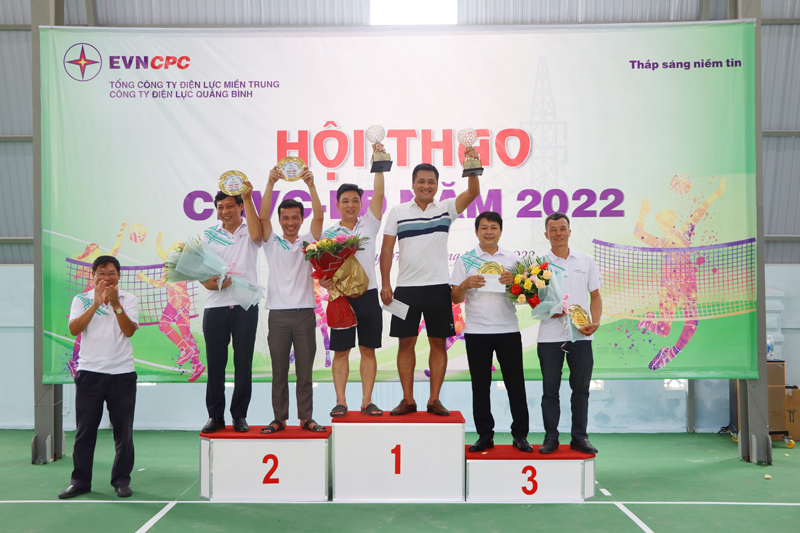 Trao giải cho các vận động viên đạt giải cao môn tennis