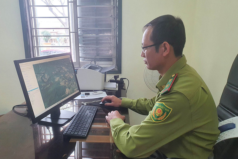  Cán bộ kỹ thuật Hạt Kiểm lâm Quảng Ninh theo dõi diễn biến rừng qua ảnh vệ tinh.