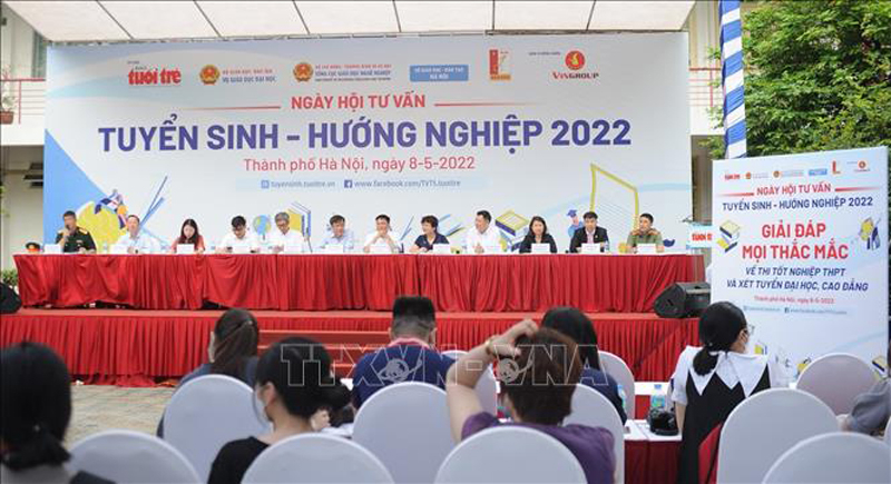 Ban tư vấn giải đáp các thắc mắc của học sinh, phụ huynh về công tác tuyển sinh. Ảnh: Lê Thùy Dương/TTXVN phát