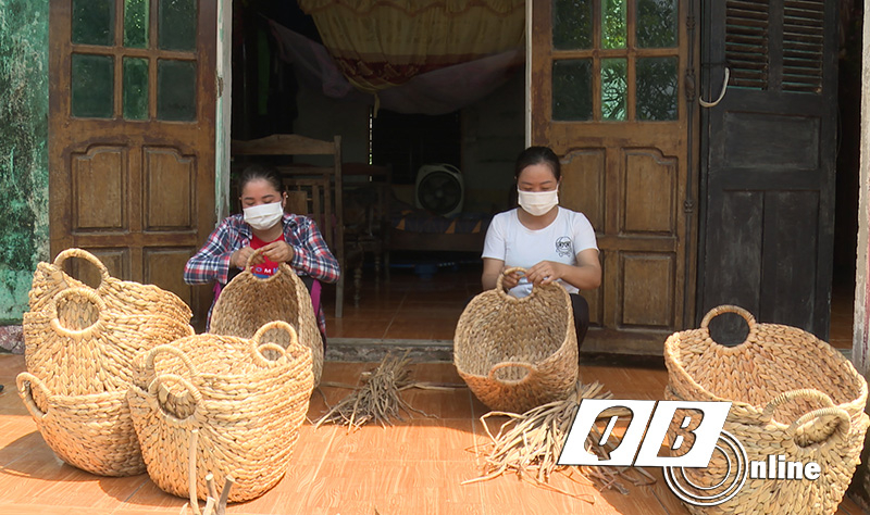 Nghề đan sản phẩm từ bèo lục bình đang phát huy hiệu quả, tăng thêm thu nhập cho người nông dân.