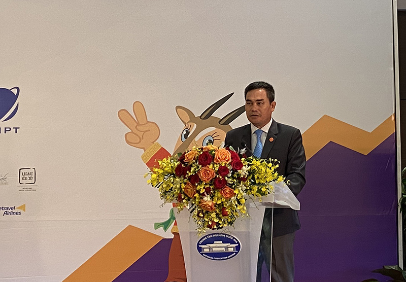 Ông Nguyễn Ngọc Quý, Giám đốc Sở Du lịch giới thiệu du lịch Quảng Bình tại hội nghị.