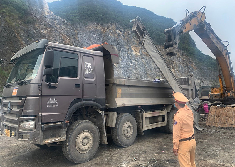  Lực lượng CSGT, Công an huyện Quảng Ninh xử lý ngay tại chỗ một trường hợp xe ô tô bị phát hiện cới nới thùng xe chở hàng.