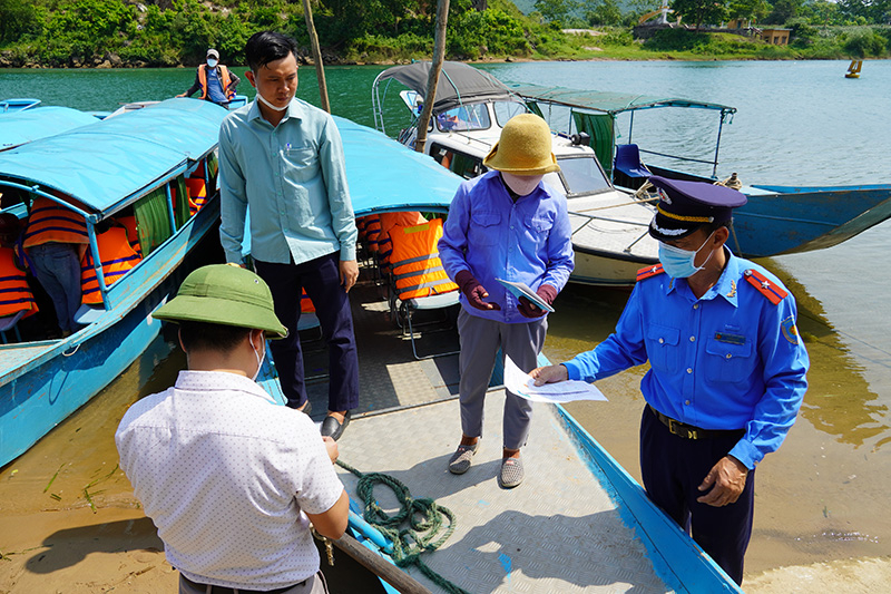 Thanh tra giao thông thuộc Sở Giao thông vận tải kiểm tra các loại giấy chứng nhận của phương tiện, chủ phương tiện và người điều khiển phương tiện.