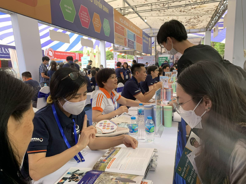 Thí sinh nghe tư vấn trực tiếp từ các trường đại học. Ảnh: Lê Vân