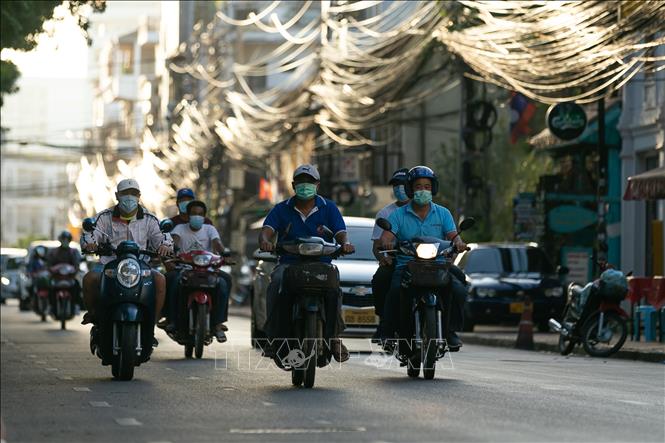 Người dân đeo khẩu trang phòng dịch COVID-19 tại Viêng Chăn, Lào. Ảnh tư liệu: THX/TTXVN