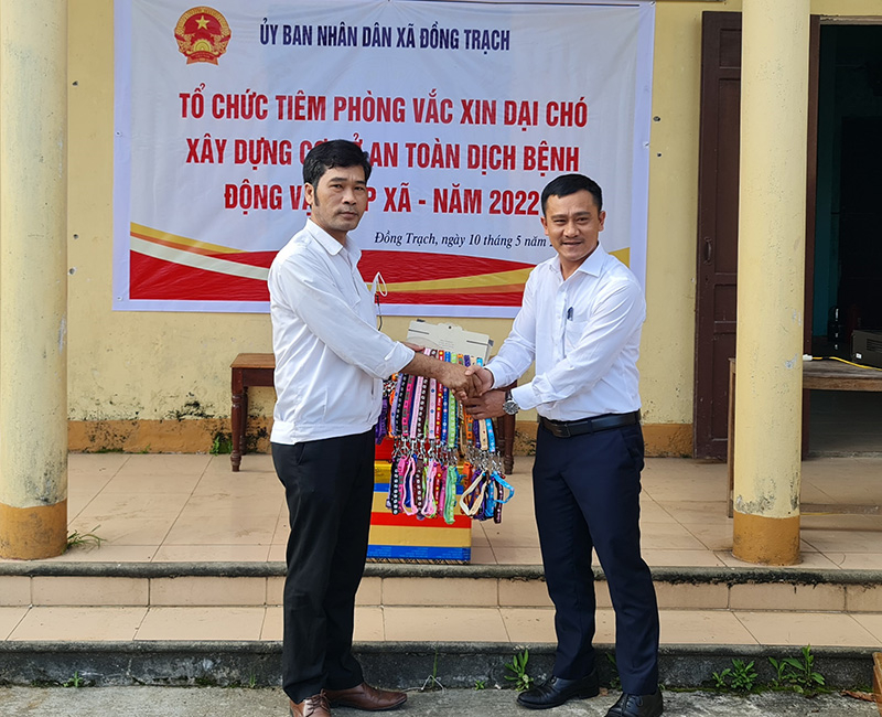 Chi cục Chăn nuôi và Thú y hỗ trợ vắc-xin và dụng cụ tiêm vắc-xin Dại chó cho UBND xã Đồng Trạch (Bố Trạch).