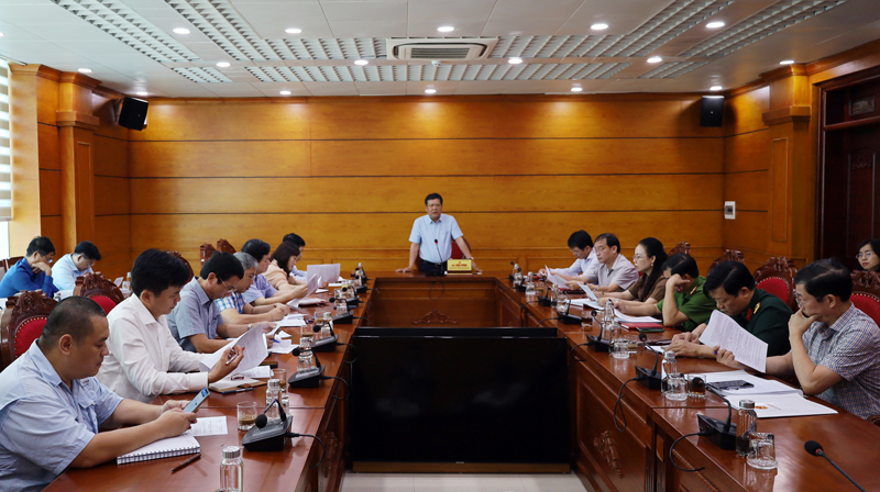 Đồng chí Bí thư Thành ủy Đồng Hới Trần Phong chủ trì buổi làm việc.