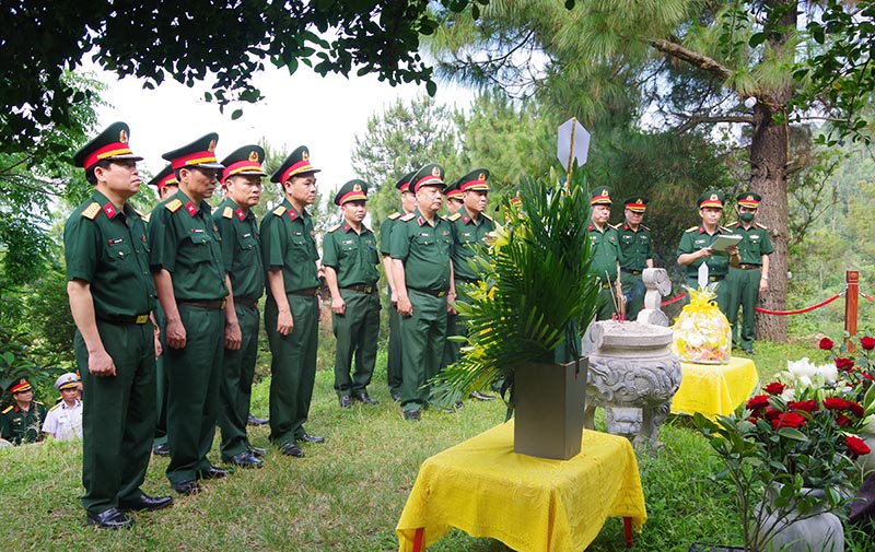 Dâng hương, báo công trước anh linh Đại tướng Võ Nguyên Giáp.