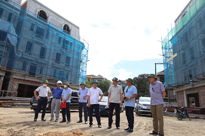 Đồng chí Phó Chủ tịch UBND tỉnh kiểm tra tiến độ thi công Dự án Tổ hợp nhà phố thương mại Shophouse kết hợp kinh doanh dịch vụ thương mai, khách sạn nghỉ dưỡng tại phường Đồng Hải. 