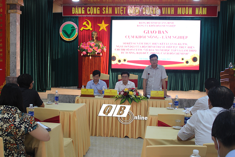  Các đồng chí Thường trực Đảng ủy Khối DN tỉnh chủ trì hội nghị.