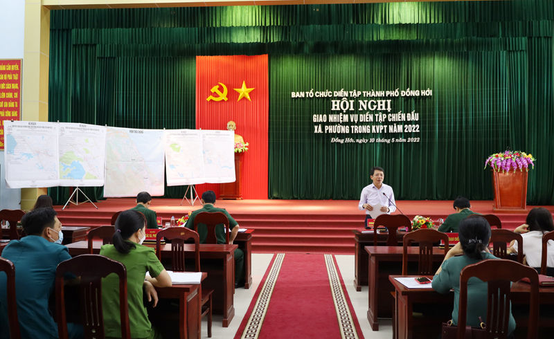 Đồng chí Chủ tịch UBND TP. Đồng Hới Hoàng Ngọc Đan định hướng thảo luận. 