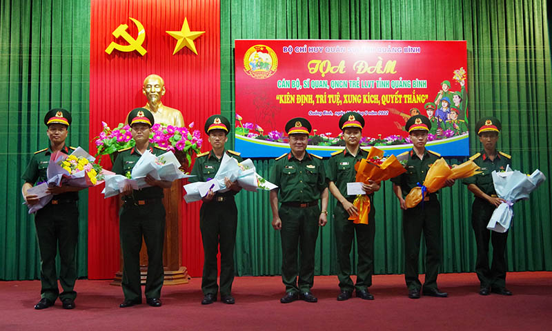 Đại tá Trương Như Ý, Phó chính ủy Bộ CHQS tỉnh tặng quà, biểu dương các cán bộ, sỹ quan, quân nhân chuyên nghiệp tiêu biểu