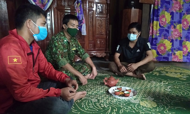 Thiếu tá Phạm Thành Đảm thường xuyên đến thăm hỏi và tuyên truyền, vận động người dân chấp hành mọi quy định của pháp luật.