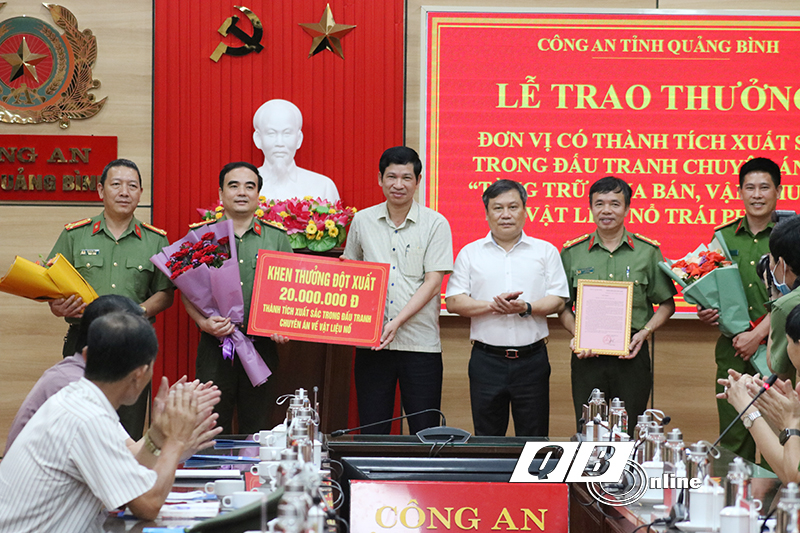 Đồng chí Bí thư Tỉnh ủy Vũ Đại Thắng trao thư khen, tặng hoa chúc mừng các đơn vị phá thành công chuyên án  "NVT1 "
