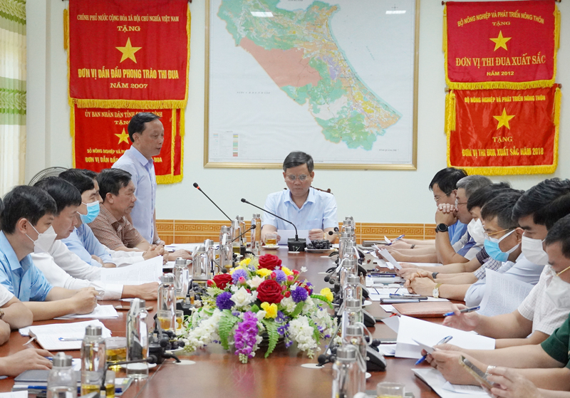 Đồng chí Giám đốc Sở Nông nghiệp-PTNT báo cáo tình hình hoạt động của ngành trong thời gian qua. tại buổi làm việc