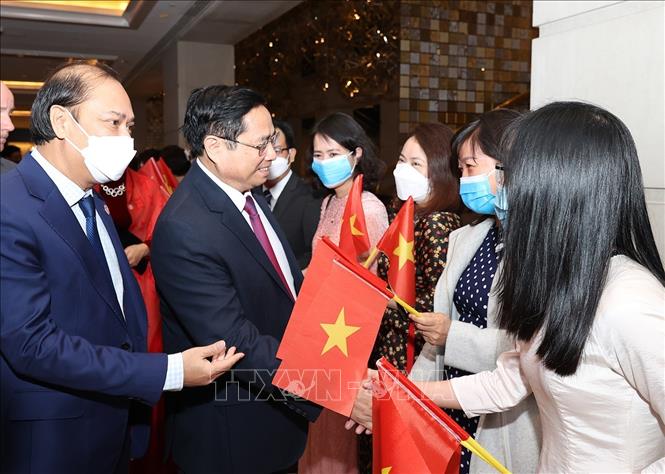 Cán bộ, nhân viên Đại sứ quán đón Thủ tướng Chính phủ Phạm Minh Chính tại Washington D.C.(Hoa Kỳ). Ảnh: Dương Giang/TTXVN