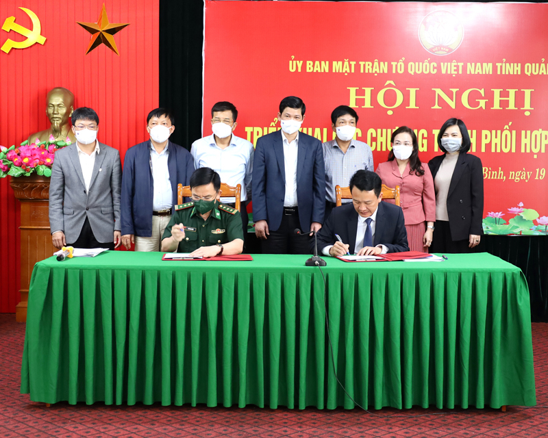Đại diện lãnh đạo Ủy ban MTTQVN tỉnh ký kết chương trình phối hợp năm 2022 với các sở, ngành.