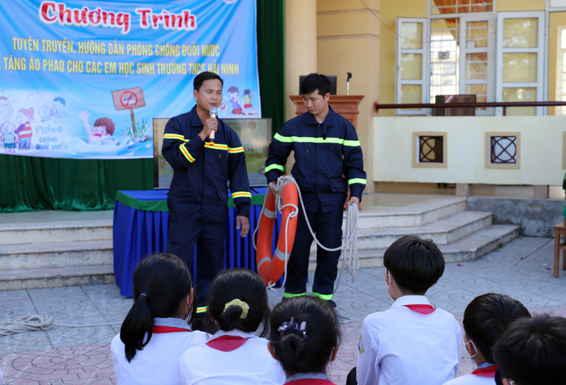 Hướng dẫn cách tung phao cứu sinh ứng cứu nạn nhân đuối nước