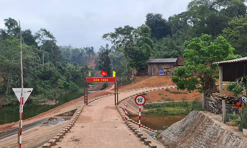 Đường về bản Tuộc, xã Thượng Trạch.