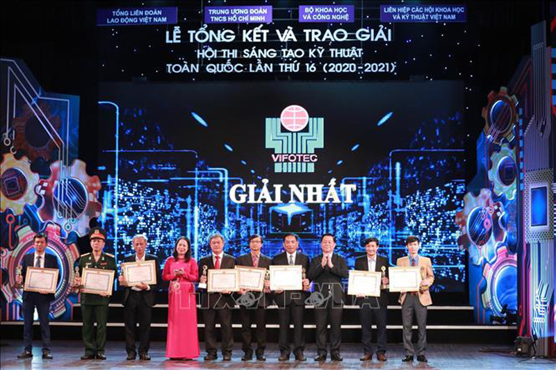 Trưởng Ban tuyên giáo Trung ương Nguyễn Trọng Nghĩa và Phó Chủ tịch nước Võ Thị Ánh Xuân trao giải Nhất cho đại diện các nhóm tác giả đạt giải. Ảnh: Hoàng Hiếu/TTXVN