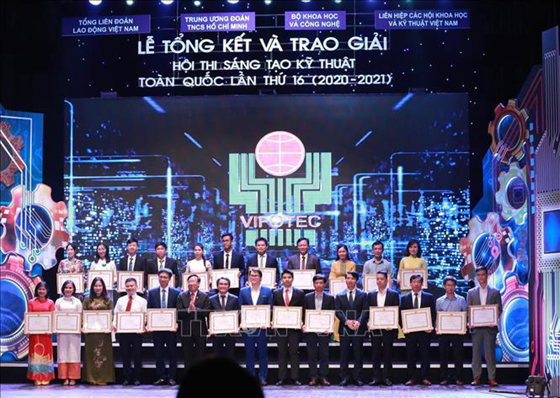Các tác giả và nhóm tác giả nhận giải Khuyến khích. Ảnh: Hoàng Hiếu/TTXVN