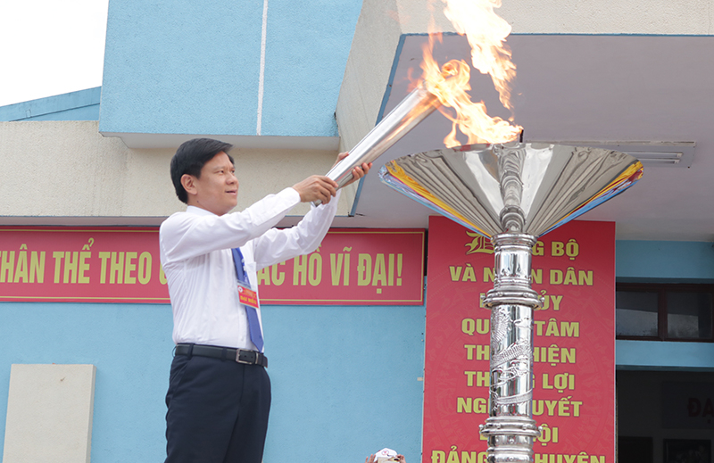Bí thư huyện Lệ Thủy Lê Vĩnh Thế thắp đuốc truyền thống khai mạc Đại hội TDTD huyện Lệ Thủy lần thứ IX.
