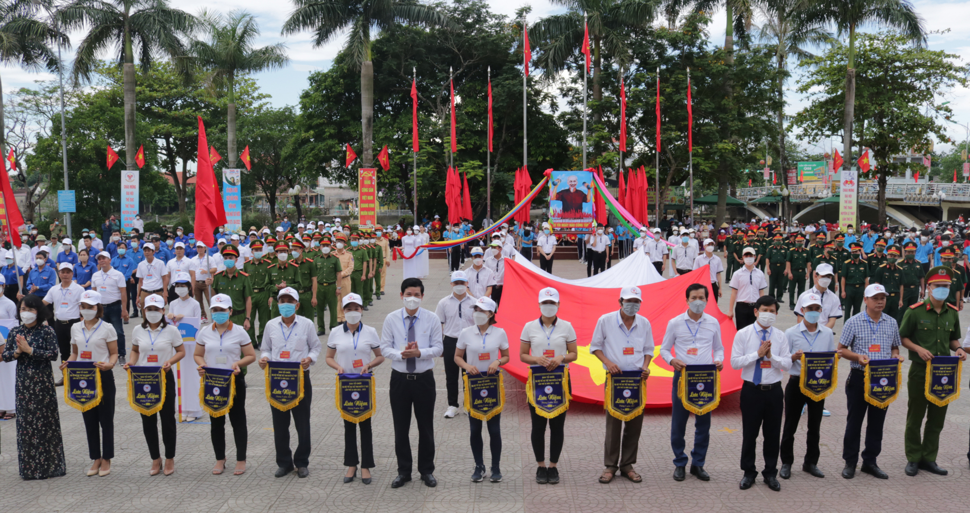 Đồng chí Hồ An Phong, TUV, Phó Chủ tịch UBND tỉnh tặng cờ lưu niệm cho các đơn vị tham gia Đại hội TDTT huyện Lệ Thủy lần thứ XI.