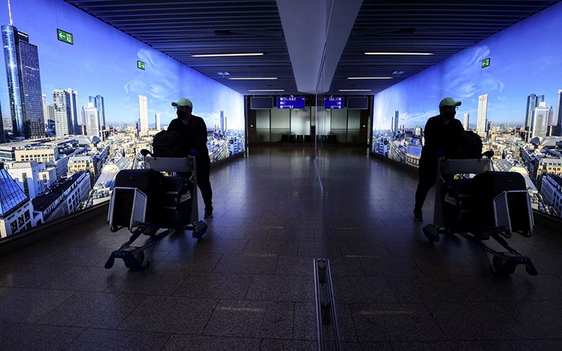  Hành khách tại sân bay Frankfurt, Đức, tháng 3/2021. (Ảnh: Reuters)