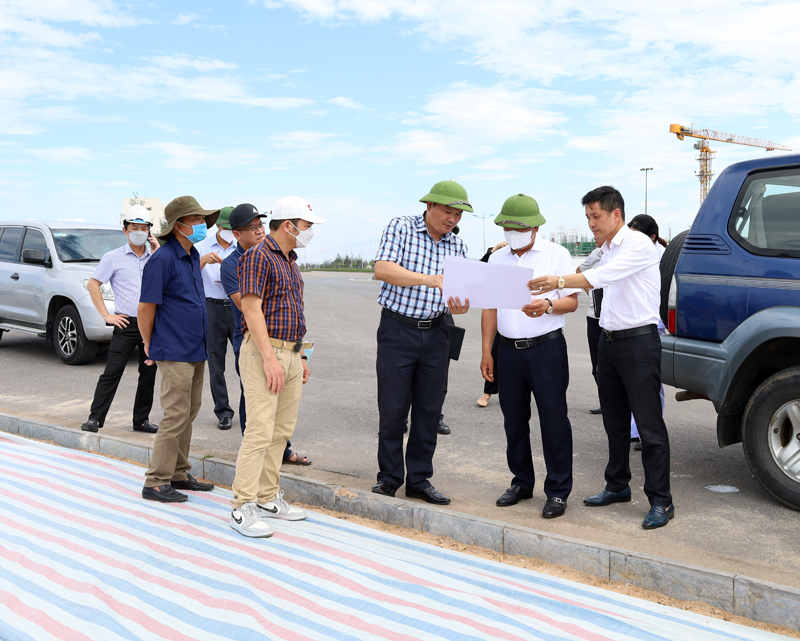 Đoàn công tác của Thành ủy Đồng Hới kiểm tra công trình trồng cây xanh, vỉa hè đường Võ Nguyên Giáp (xã Bảo Ninh).
