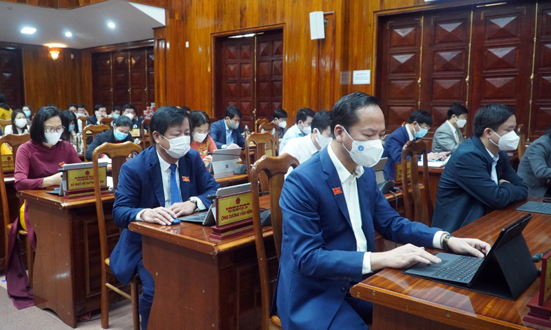 Đại biểu HĐND tỉnh tra cứu thông tin trên máy tính tại kỳ họp.