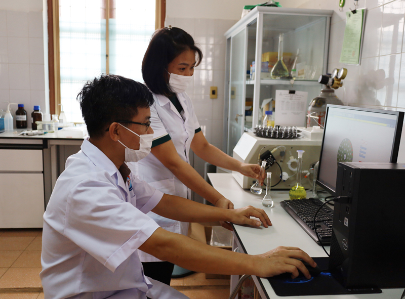 Cán bộ Trung tâm Kiểm nghiệm thuốc, mỹ phẩm, thực phẩm tỉnh tiến hành kiểm nghiệm mẫu thuốc kháng sinh.