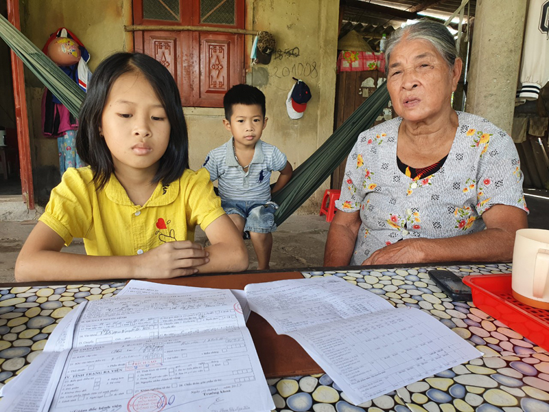 Bà Hoàng Thị Chép và hai cháu ngoại bị bệnh tan máu bẩm sinh cần được sự quan tâm của cộng đồng.