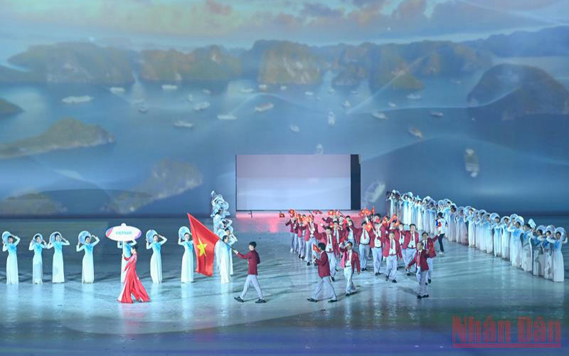 Đoàn thể thao Việt Nam có 951 vận động viên tranh tài đủ 40 môn. Người cầm cờ là vận động viên bơi Nguyễn Huy Hoàng.