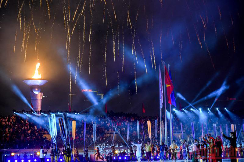 Pháo hoa thắp sáng kết thúc Lễ khai mạc SEA Games 31. (Ảnh: THÀNH ĐẠT)