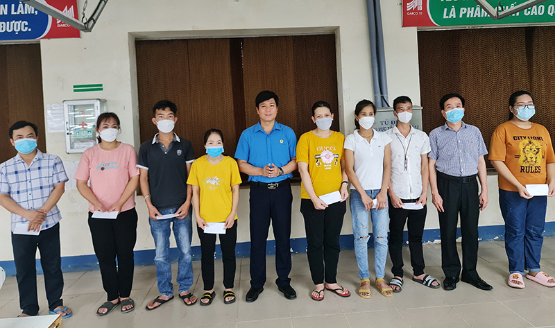  Đồng chí Lương Phú Cường,  Chủ tịch Công đoàn Khu kinh tế tỉnh trao quà hỗ trợ cho đoàn viên công đoàn, người lao động tại Xí nghiệp may Hà Quảng.
