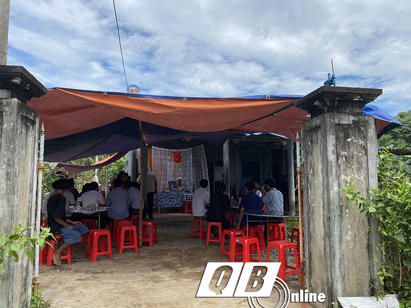 Người dân và chính quyền địa phương đến chia buồn cùng em H.