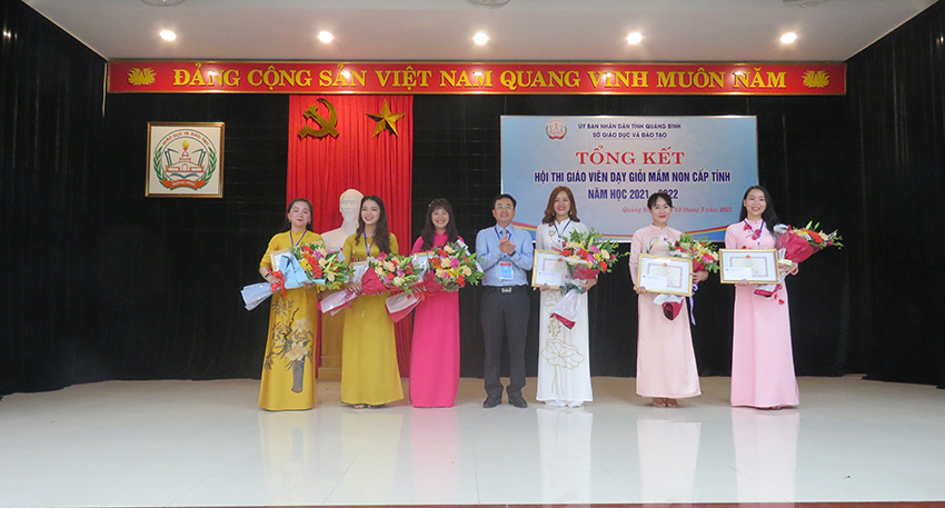 Ban tổ chức trao giải nhất cho các GV đạt giải