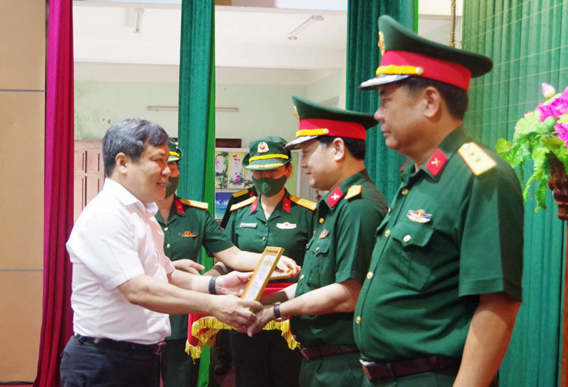 Đồng chí Vũ Đại Thắng trao thưởng cho 2 tập thể, 7 nhân tiêu biểu trong 5 năm thực hiện Chỉ thị 185.