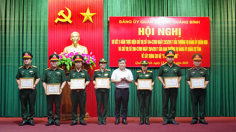 Đồng chí Vũ Đại Thắng trao thưởng cho 2 tập thể, 7 nhân tiêu biểu trong 5 năm thực hiện Chỉ thị 185.